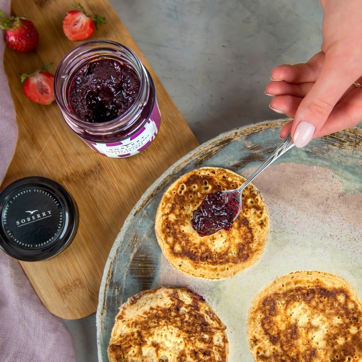 Niskosłodzona konfitura jagodowa Soberry jako dodatek do pancakes i domowych placuszków ze świeżymi truskawkami.